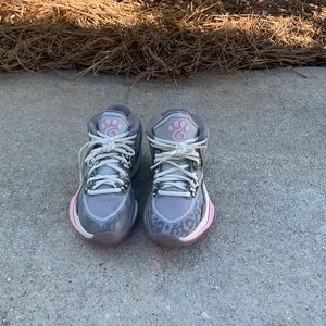 Size M 3.5/ W 5 Kyrie Infinity’s . Never worn.